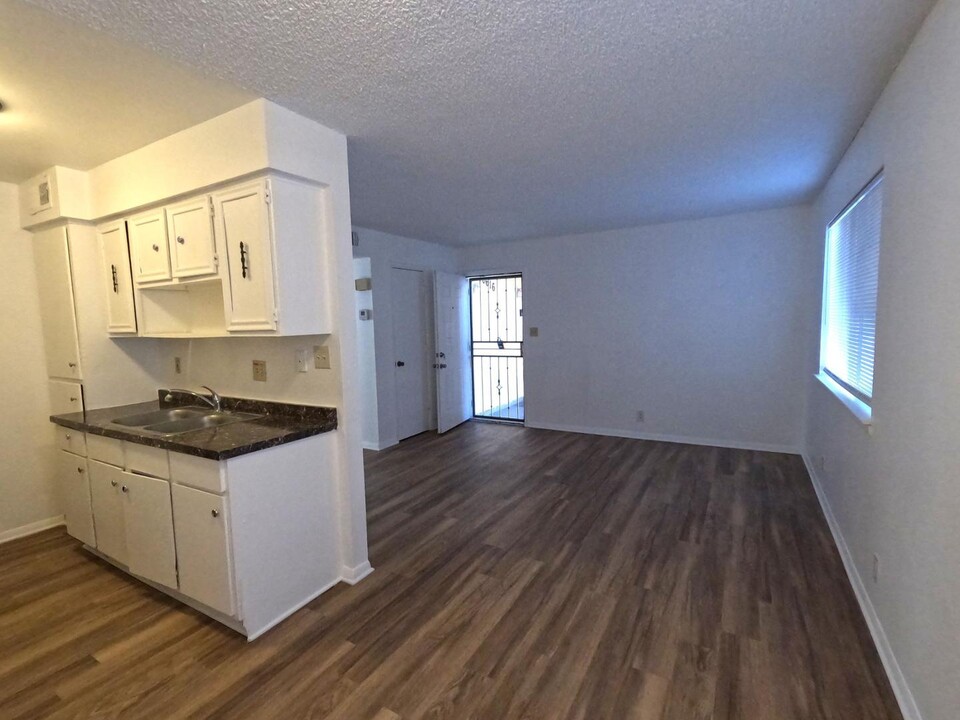 10616 Towner Ave NE-Unit -Apt A in Albuquerque, NM - Foto de edificio