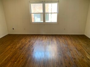 944 New Market St, Unit 1 in Philadelphia, PA - Foto de edificio - Building Photo