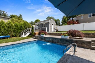 2 Blueberry Ln in Danbury, CT - Building Photo - Building Photo