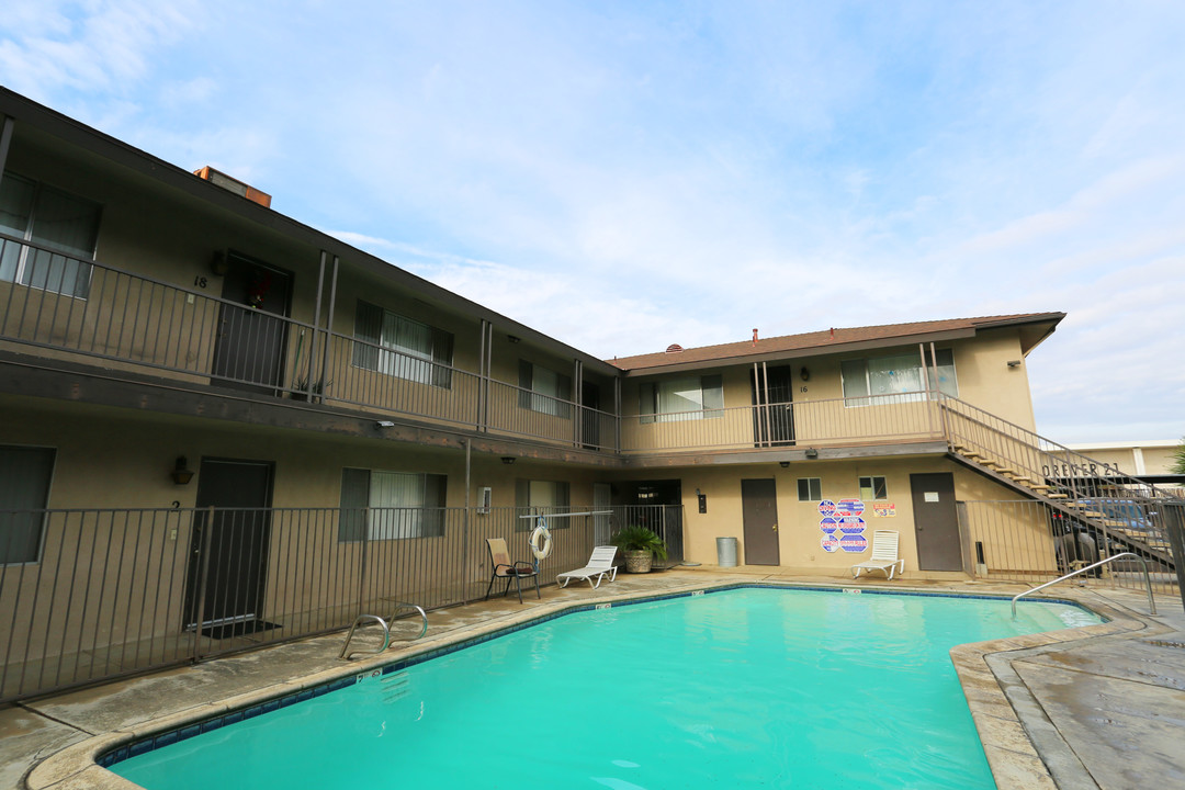 The Plaza in Bakersfield, CA - Building Photo