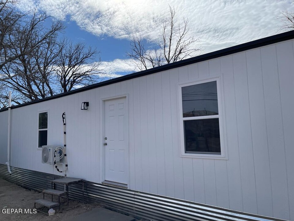 10825 Thunder Rd in Socorro, TX - Building Photo