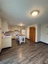 6463 Wells Dr in East Syracuse, NY - Building Photo