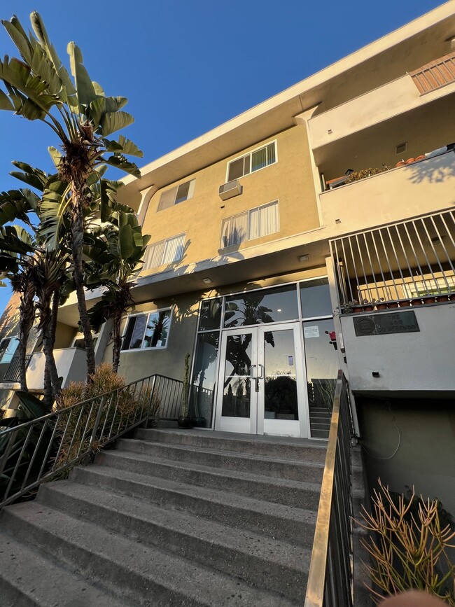 Berendo Apartments in Los Angeles, CA - Foto de edificio - Building Photo