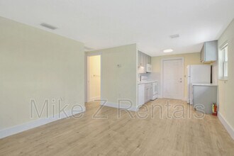 3069 Woodside Ave in Naples, FL - Building Photo - Building Photo