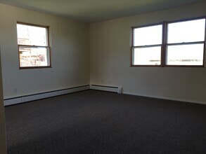 916 Squires Ave, Unit Right in Endicott, NY - Building Photo - Building Photo