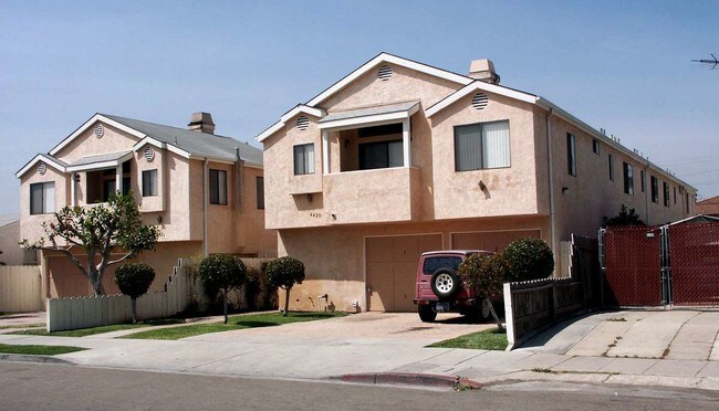 Five Gated Access Beauties in San Diego, CA - Foto de edificio - Building Photo