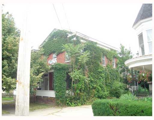 131 W Fourth St in Oswego, NY - Foto de edificio