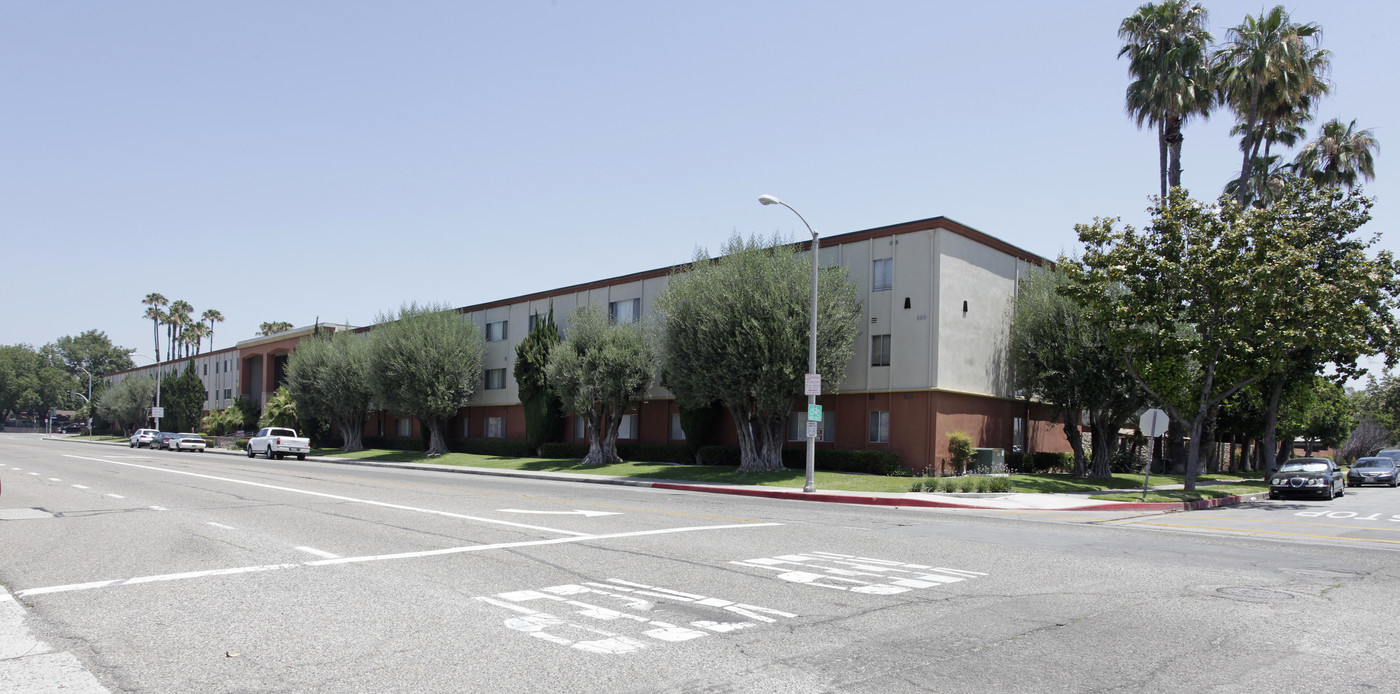 Club Acacia Apartments in Fullerton, CA - Building Photo