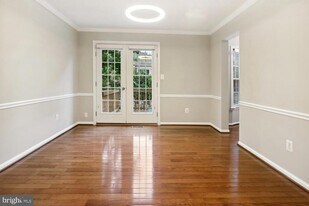 2292 Idylwood Station Ln in Falls Church, VA - Building Photo