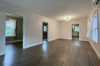 8326 N Dwight Ave in Portland, OR - Building Photo - Building Photo
