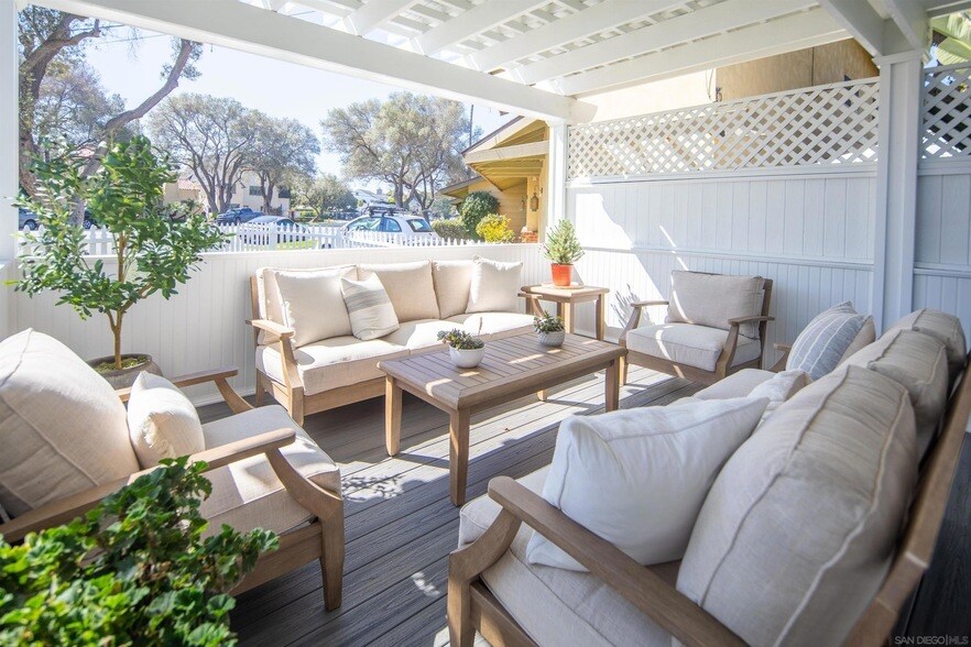 950 Olive Ave in Coronado, CA - Building Photo