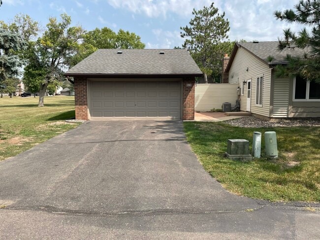 4702 Markham Pt in Eagan, MN - Foto de edificio - Building Photo