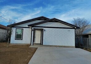 1808 Chacon St in Laredo, TX - Building Photo