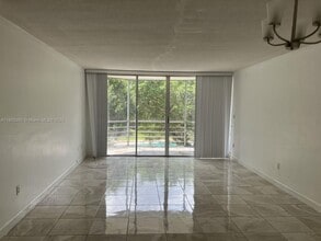 1601 NE 191st St in Miami, FL - Foto de edificio - Building Photo