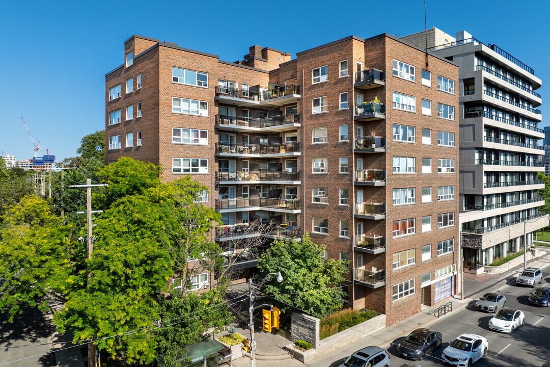 The Cottingham Manor in Toronto, ON - Building Photo