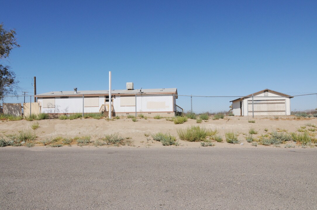 10200 Chamberlaine Way in Adelanto, CA - Building Photo