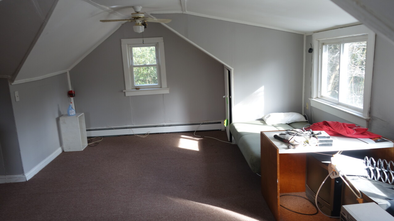 51 Bellerose Rd in Sound Beach, NY - Foto de edificio