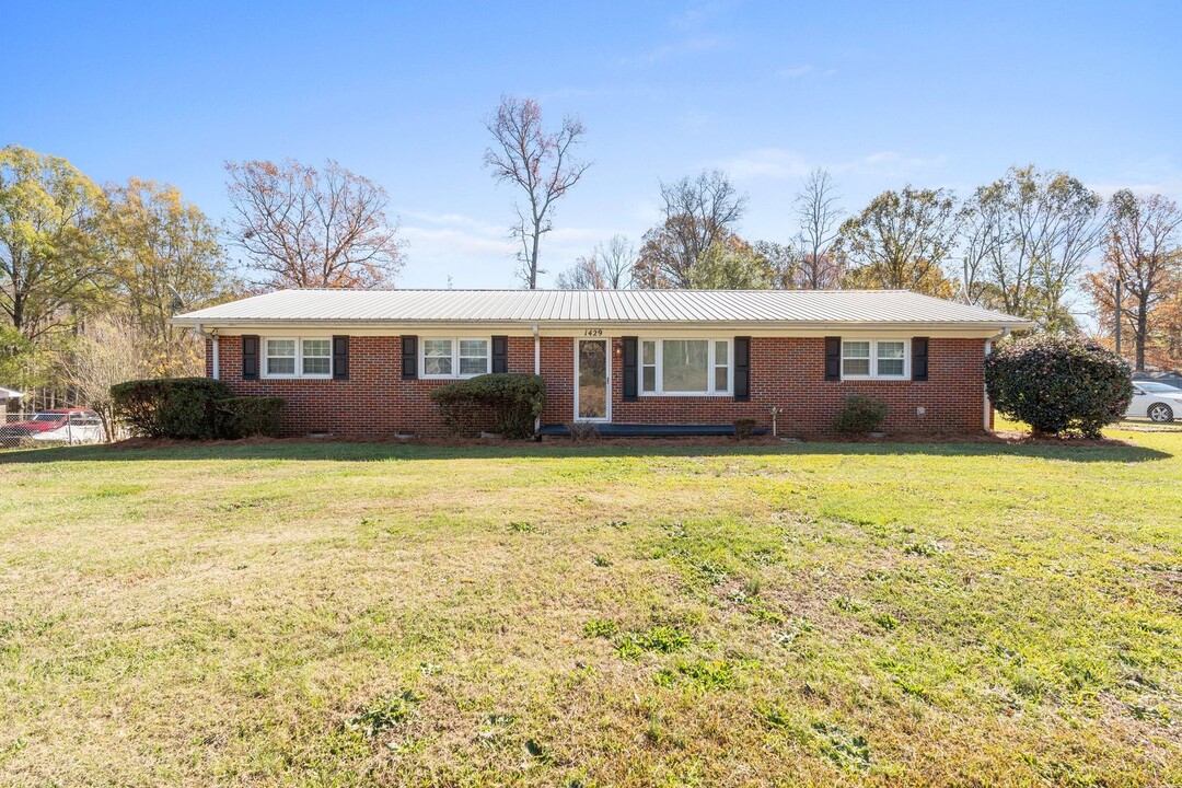 1429 John Dodd Rd in Spartanburg, SC - Building Photo