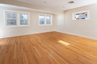 60 Gilbert St, Unit 1 in Watertown, MA - Building Photo - Building Photo