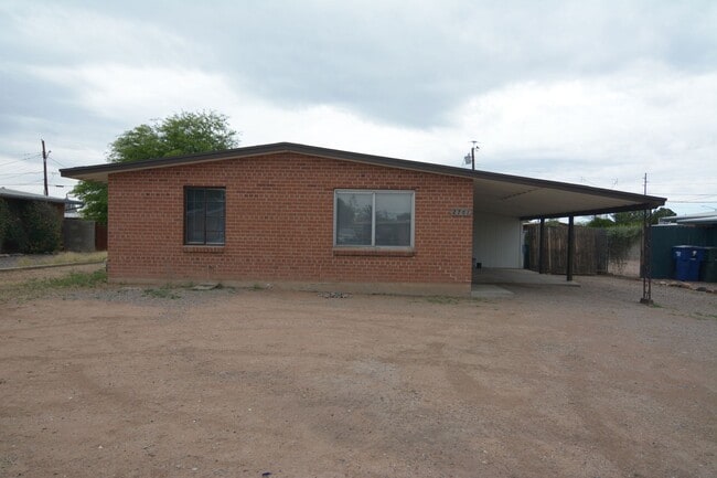 2761 N Haskell Dr in Tucson, AZ - Building Photo - Building Photo