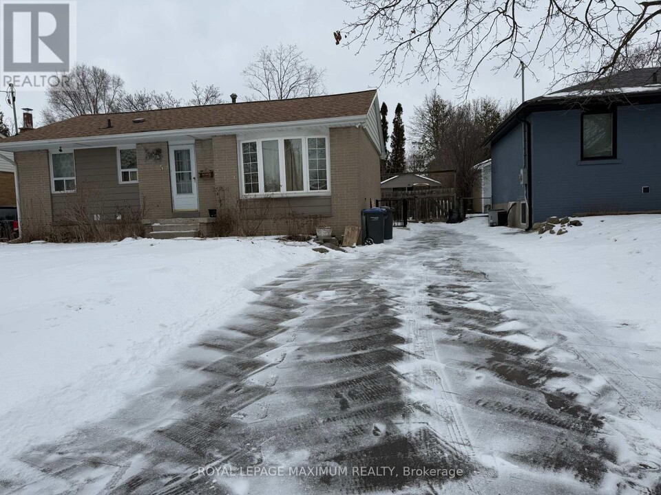 5 Lawrence Crescent in Brampton, ON - Building Photo