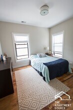 1912 W Sunnyside Ave, Unit 2E in Chicago, IL - Building Photo - Building Photo