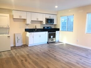 3510 W 5th St, Unit #2 in Santa Ana, CA - Building Photo - Building Photo