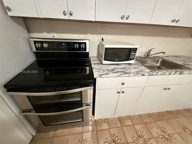 6765 SW 19th St in Miami, FL - Building Photo - Building Photo