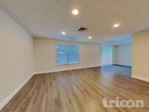 15936 Winding Dr in Tampa, FL - Building Photo - Building Photo