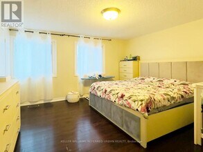 4 New Seabury Dr in Vaughan, ON - Building Photo - Building Photo