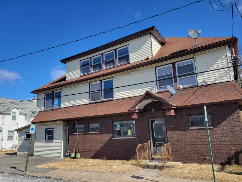306 Chestnut St in Blakely, PA - Building Photo