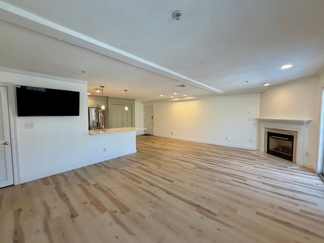 29 Maple St, Unit Unit H in Canton, MA - Foto de edificio - Building Photo