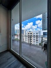 444 NE 30th St, Unit 707 in Miami, FL - Foto de edificio - Building Photo