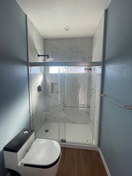 7642 Etiwanda Ave in Los Angeles, CA - Building Photo