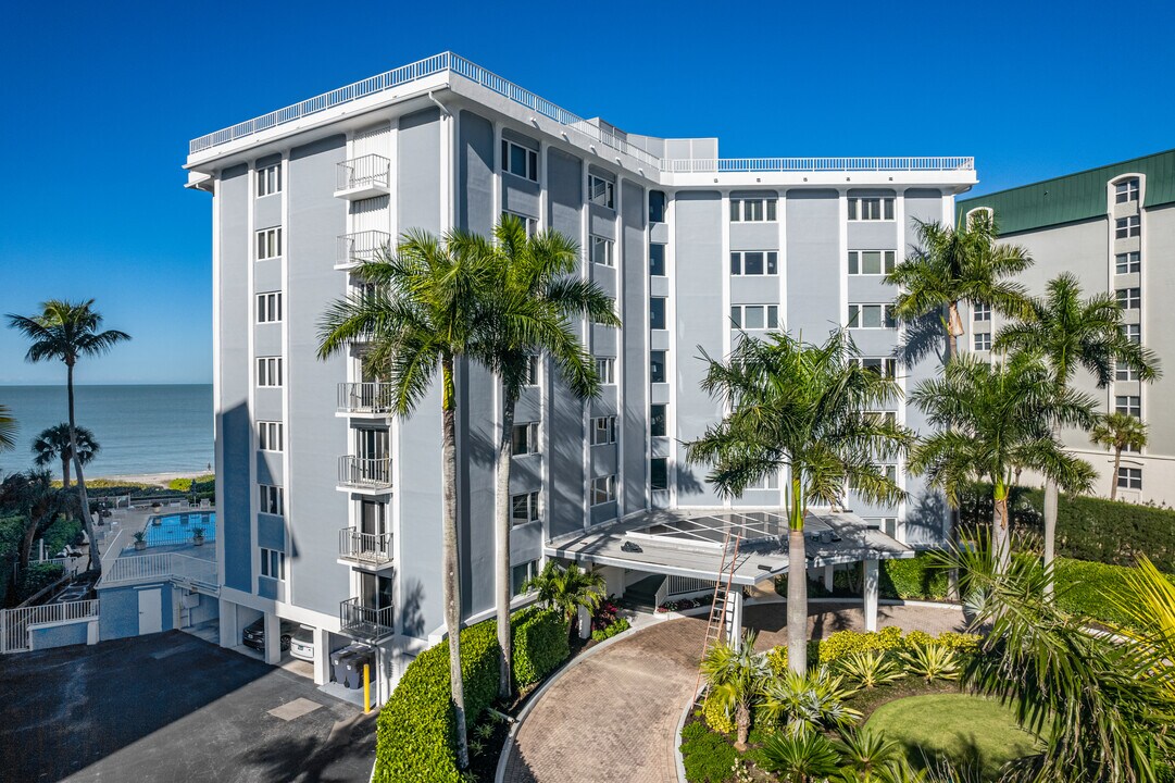 LIONS GATE A CONDOMINIUM in Naples, FL - Foto de edificio