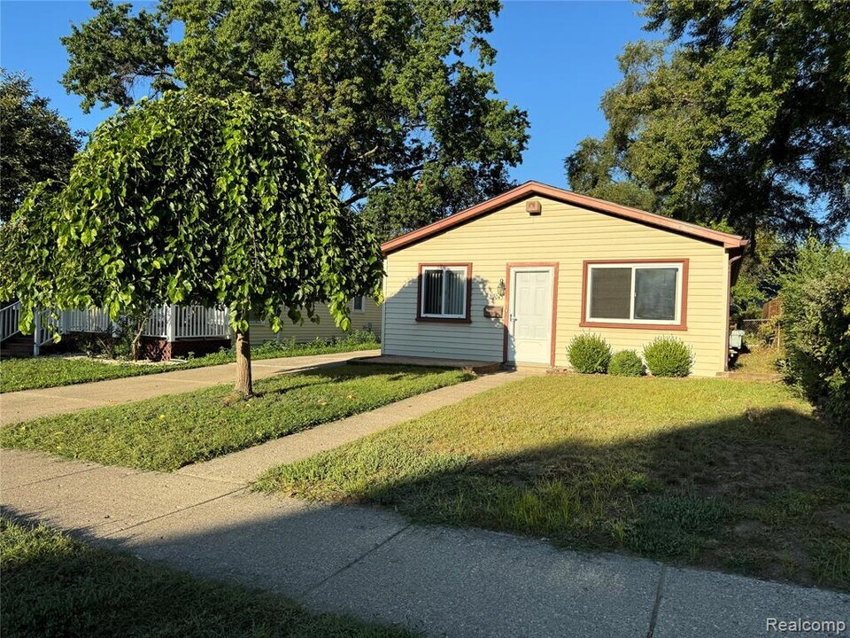 29045 Howard Ave in Madison Heights, MI - Building Photo
