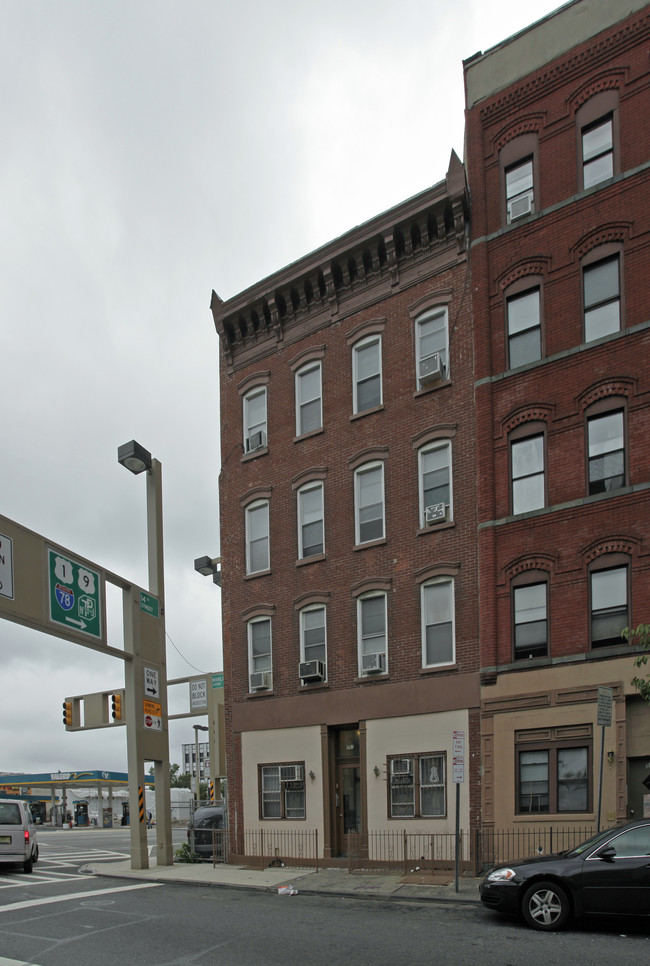 597 Grove St in Jersey City, NJ - Building Photo - Building Photo