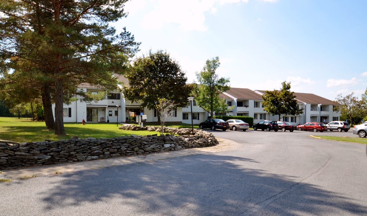 Village East Apartments in Vernon, NY - Foto de edificio