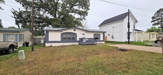 16885 W Lynbrook in Montgomery, TX - Building Photo