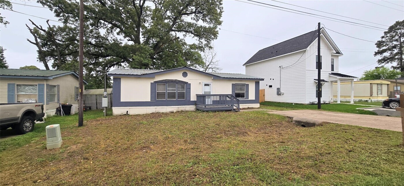 16885 W Lynbrook in Montgomery, TX - Building Photo