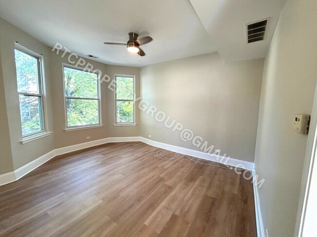 1854 N Kedvale Ave, Unit 2r in Chicago, IL - Foto de edificio - Building Photo