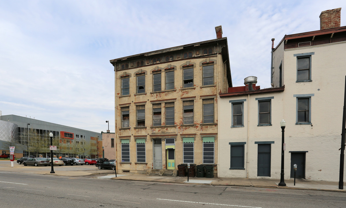 1008-1010 Elm St in Cincinnati, OH - Foto de edificio