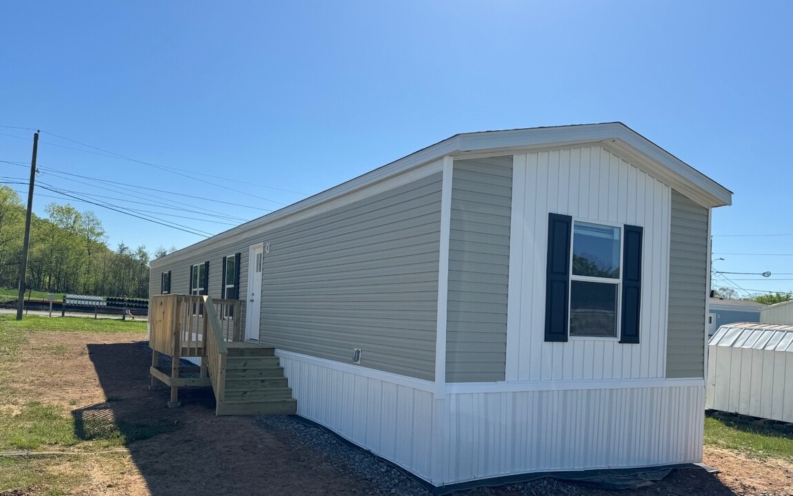 584 Flatwoods Way in Newport, TN - Building Photo