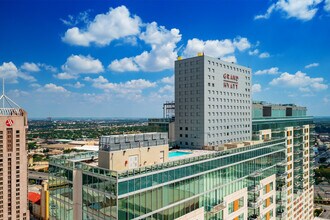 Alteza Residences in San Antonio, TX - Foto de edificio - Building Photo