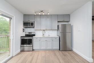 96 East Ave, Unit 63 in Atlantic Highlands, NJ - Building Photo - Building Photo