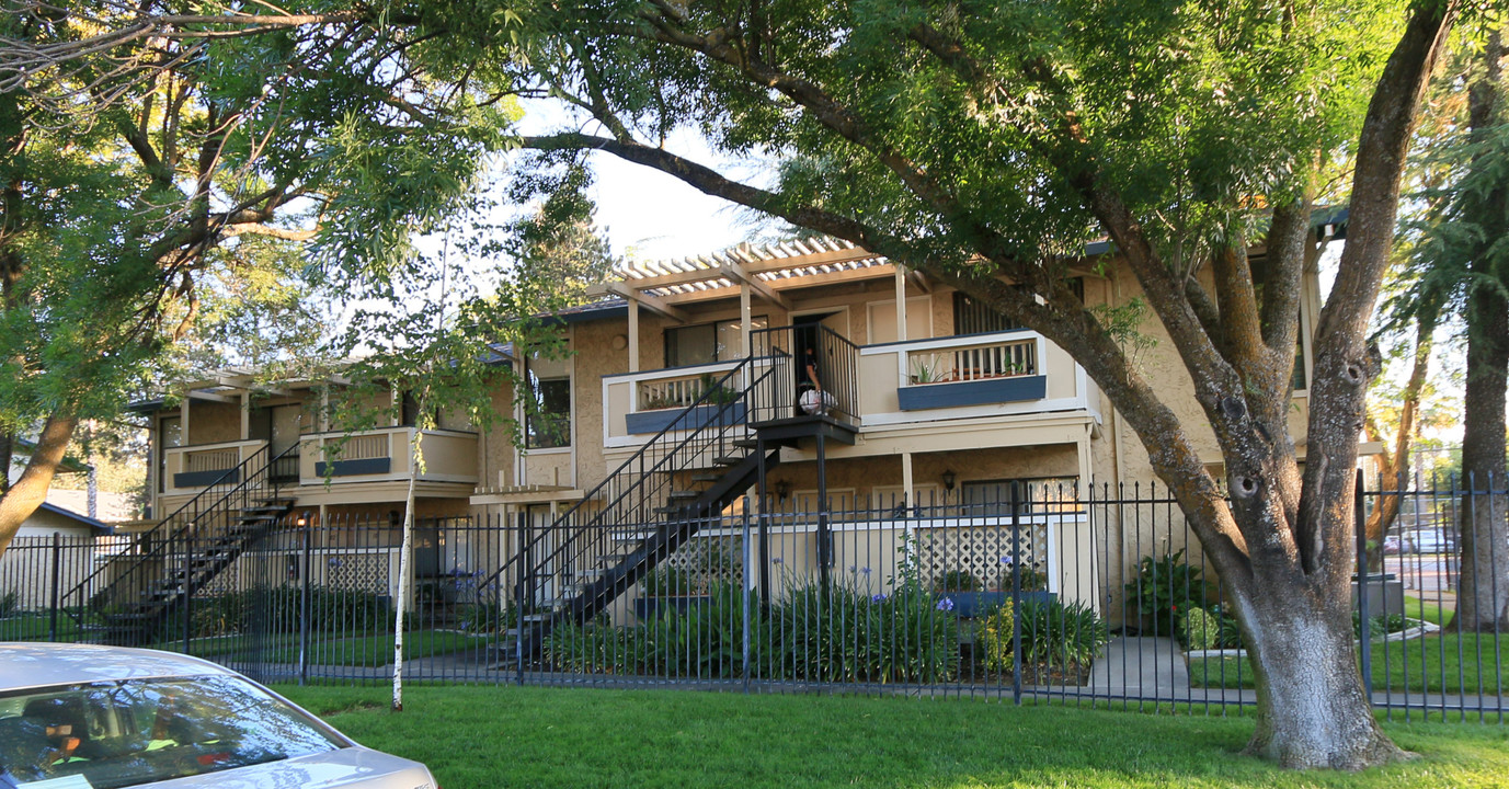 Ridgewood Apartments in Woodland, CA - Building Photo