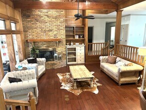 7128 County Rd 319 in Alvarado, TX - Foto de edificio - Building Photo