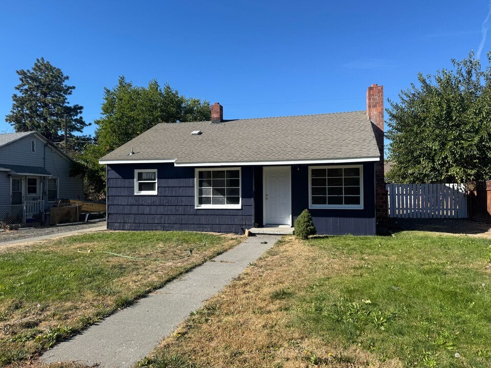 17 F St SE in Ephrata, WA - Building Photo