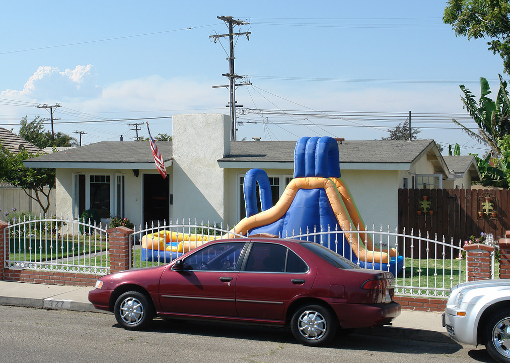 327-329 W Robert Ave in Oxnard, CA - Building Photo