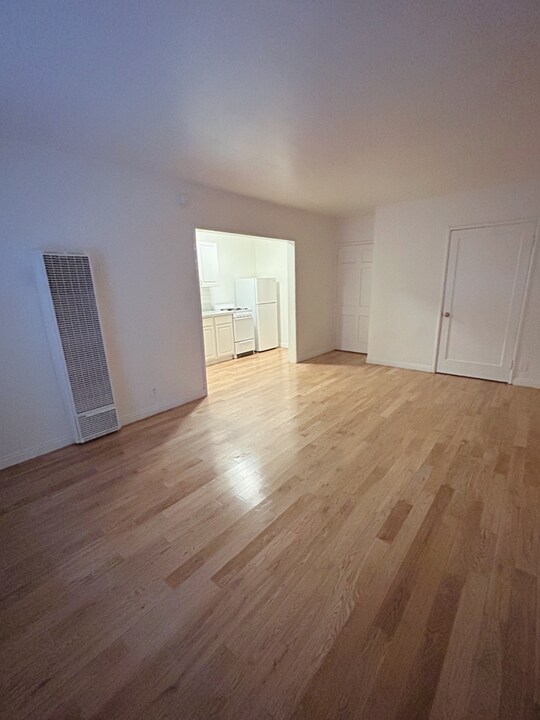 645 Burnside Ave in Los Angeles, CA - Building Photo